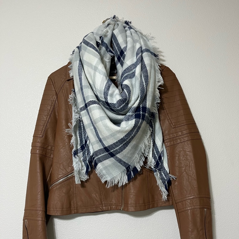 Accessory Depot Fringed Blanket Scarf in Blue and Gray